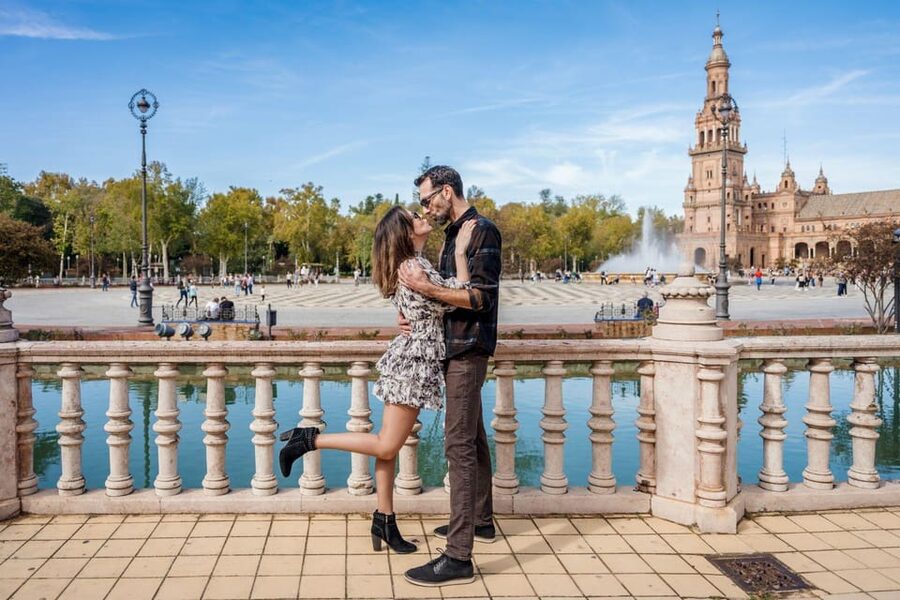 Seville: Professional Photoshoot at Plaza de España - Who should book this session?