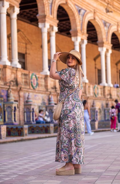 Seville: Professional Photoshoot at Plaza de España - Meeting near Torre Norte