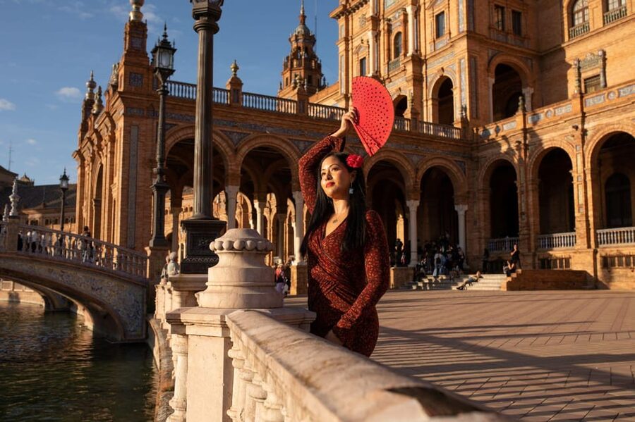 Seville: Professional Photoshoot at Plaza de España - The VIP option and Plaza de América