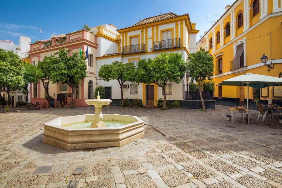 Seville: Relaxing City Bike Tour with a Tour Guide - Orange trees and open paths in Jardines de Murillo