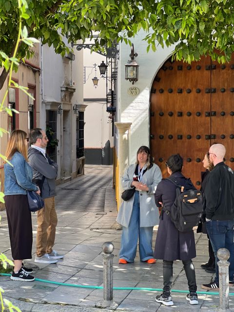 Seville: Small Group Jewish Quarter Tour with Tapas & Drinks - Plaza del Triunfo and the Alcázar setting