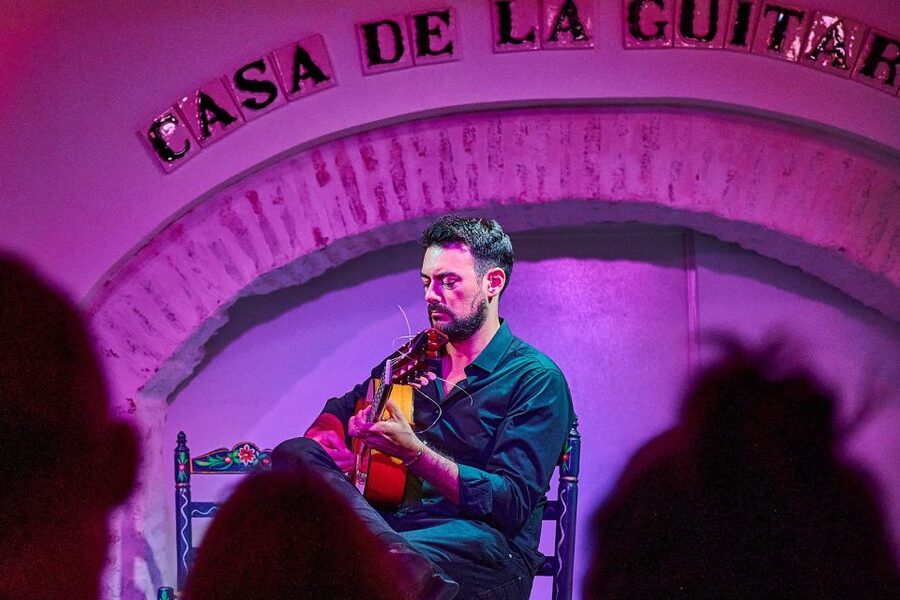 Seville: Ticket to Flamenco Show at La Casa de la Guitarra - What happens before the music begins