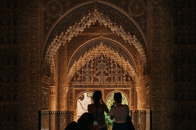 Skip The Line Alhambra and Generalife Guided Tour - Palace of Carlos V, a sharp change in style