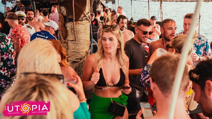 Tenerife: Boat Party with Open Bar and DJs - Coastal views without a sightseeing lecture