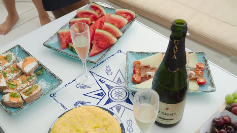 Tenerife: Shared Yacht Cruise with Champagne and Tapas - How the crew shapes the day