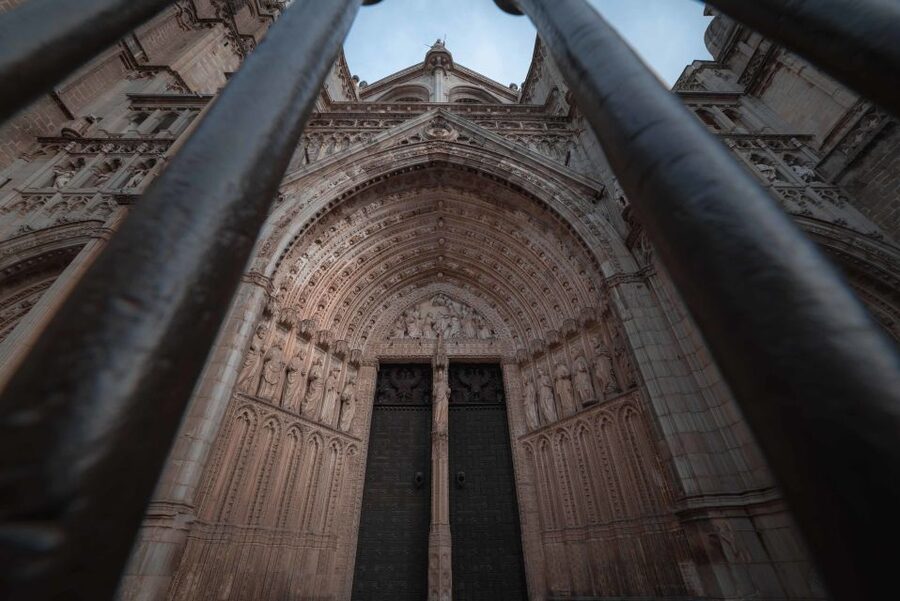 Toledo: Cathedral Tour with a Local Guide - Walking the grand naves and reading the building