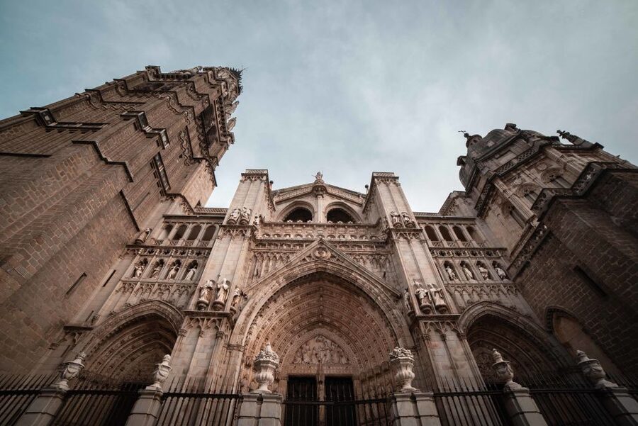 Toledo: Cathedral Tour with a Local Guide - The main altarpiece, choir stalls, and pipe organs