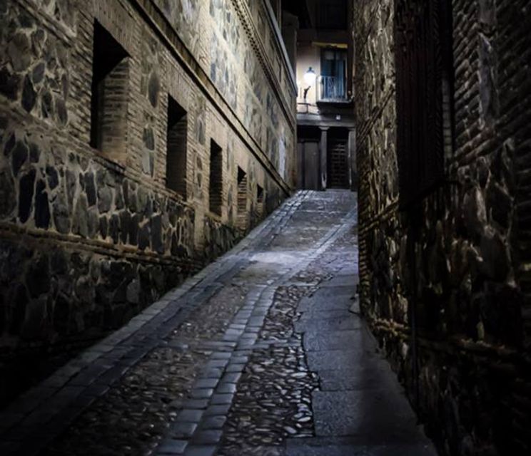 Toledo: Mysteries and Secrets Tour in Spanish - Toledo after dark: what this tour is really about