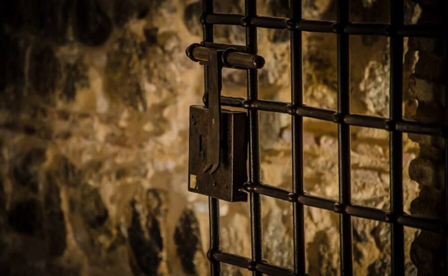 Toledo: Mysteries and Secrets Tour in Spanish - Walking through central Toledo at night