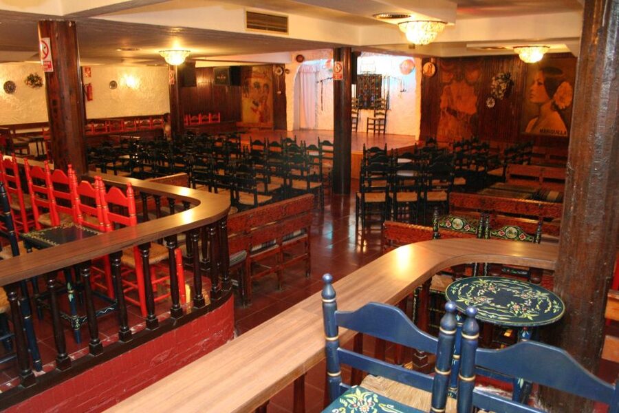 Torremolinos: Flamenco Show with Drinks - The opening drink and table setup