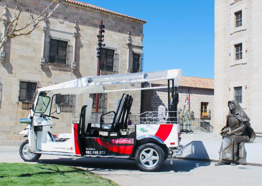 Tour Guiado En Tuk Tuk Recorre Avila De La Forma Mas Comoda - What the small tuk tuk feels like
