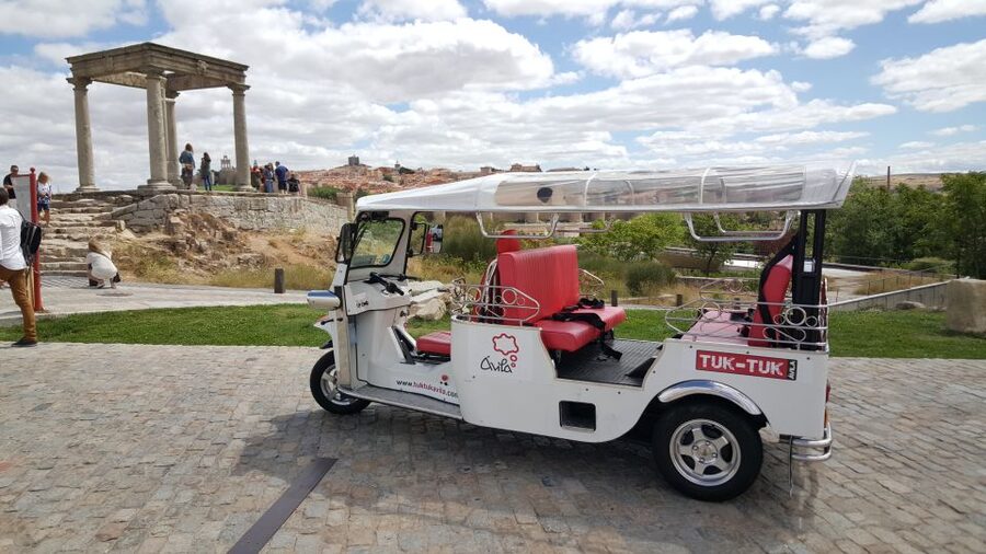 Tour Guiado En Tuk Tuk Recorre Avila De La Forma Mas Comoda - Private group, short route, useful first look