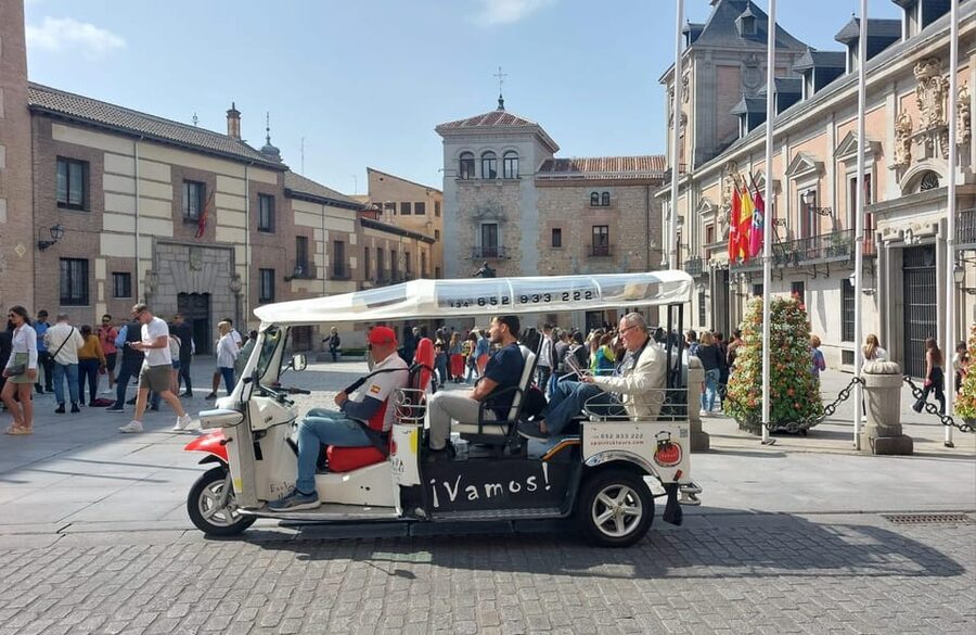 Tour Madrid: Secrets in a Electric Tuk Tuk - Why an electric tuk tuk works well in Madrid