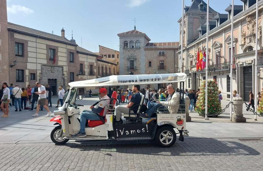 Tour Madrid: Secrets in a Electric Tuk Tuk - Puerta del Sol and Madrid’s meeting place