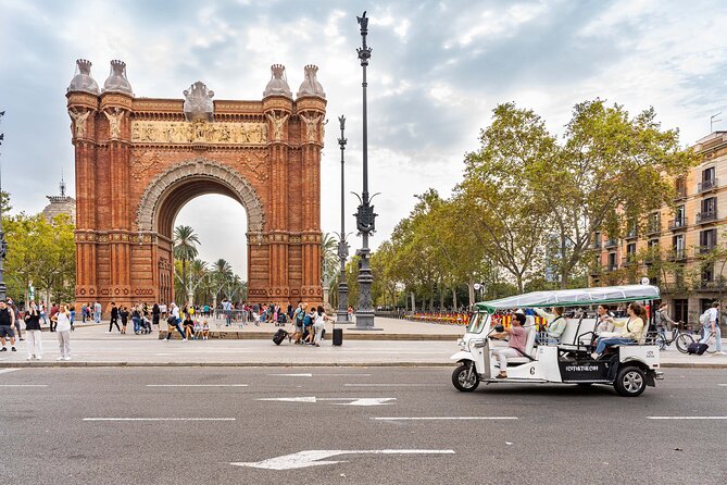 Tour Welcome Barcelona with Local Guide in Eco Tuk Tuk Private - Key points at a glance