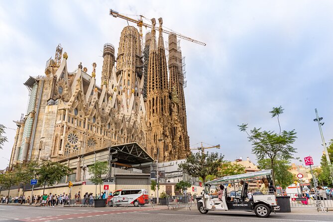 Tour Welcome Barcelona with Local Guide in Eco Tuk Tuk Private - Why an electric tuk-tuk works well in Barcelona
