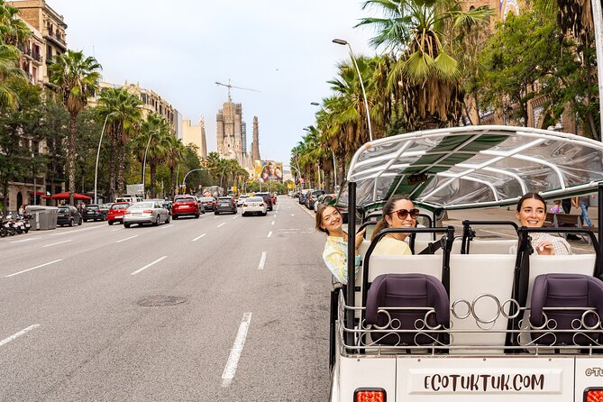 Tour Welcome Barcelona with Local Guide in Eco Tuk Tuk Private - Starting near Carrer de Casp