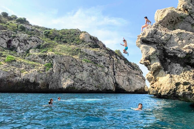 Uncharted Marine Reserve Cave, Snorkel & Cliff Jumping Kayak Tour - Guide support and group atmosphere