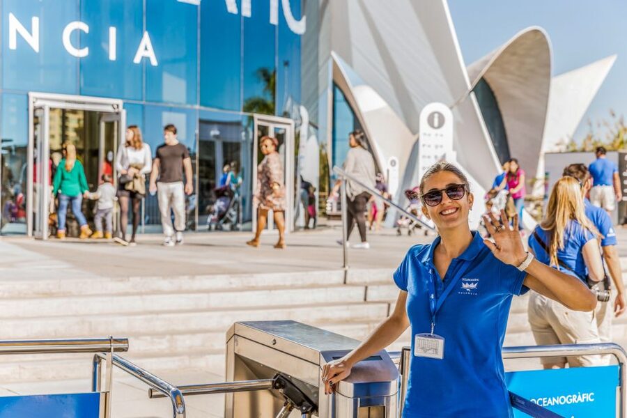 Valencia: Oceanogràfic Entry Ticket - A grand aquarium in Valencia’s futuristic district