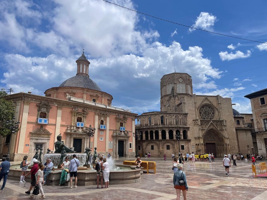 Valencia: Top 25 Highlights Guided Bike Tour - Mercado Central and the Lonja de la Seda