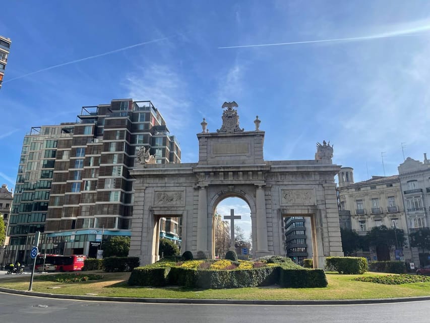 Valencia: Top 25 Highlights Guided Bike Tour - Serranos Towers and a pause in Turia Gardens