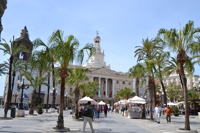 Walking Tour through Cádiz: Stories from the hand of a local guide - Plaza de la Mina and the art of looking up