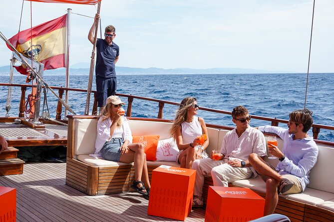 Wooden Boat Sailing with Tapa and Welcome Drink - A drink, a tapa, and a casual onboard mood