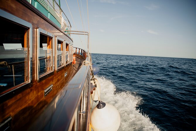 Wooden Boat Sailing with Tapa and Welcome Drink - Sailing or motor cruise?